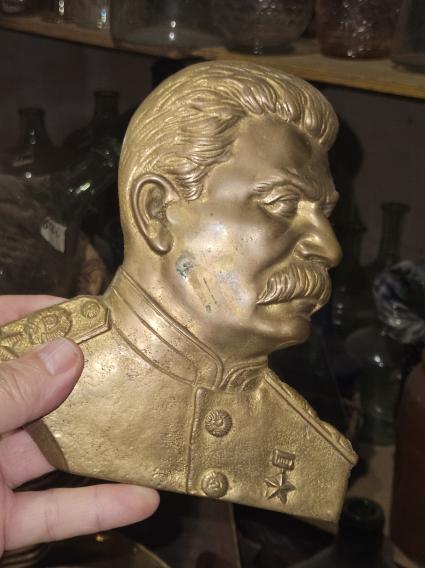 Склад старинных вещей