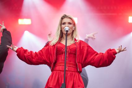 Певица Люся Чеботина во время концерта в Перми