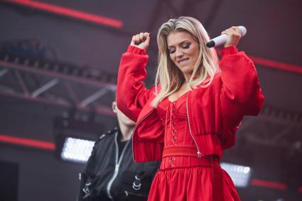 Певица Люся Чеботина во время концерта в Перми