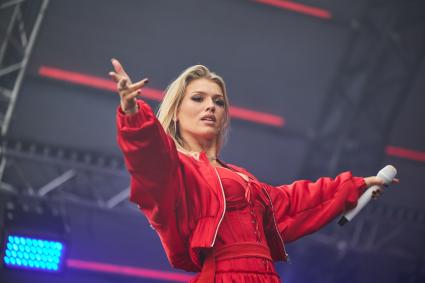 Певица Люся Чеботина во время концерта в Перми