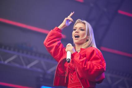 Певица Люся Чеботина во время концерта в Перми