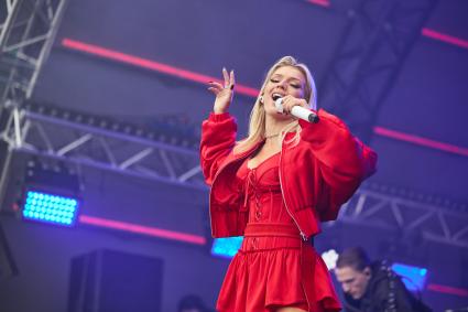 Певица Люся Чеботина во время концерта в Перми