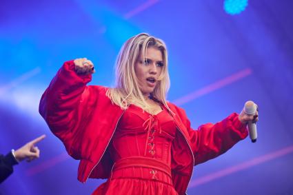 Певица Люся Чеботина во время концерта в Перми