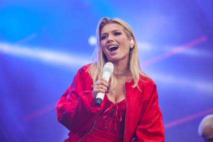 Певица Люся Чеботина во время концерта в Перми