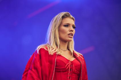Певица Люся Чеботина во время концерта в Перми
