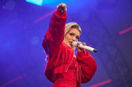 Певица Люся Чеботина во время концерта в Перми