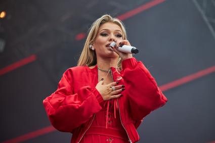Певица Люся Чеботина во время концерта в Перми