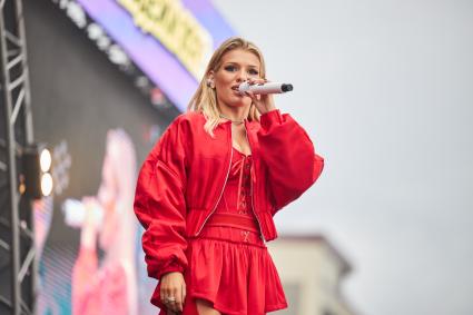 Певица Люся Чеботина во время концерта в Перми