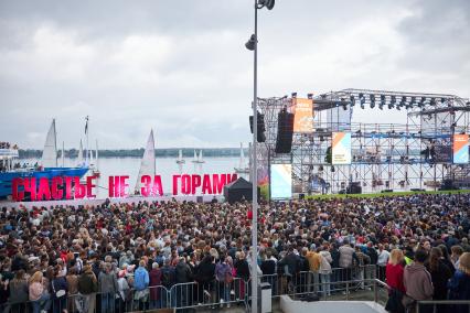 Певица Ева Польна во время концерта в Перми