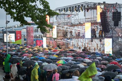 Певица Ева Польна во время концерта в Перми