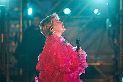 Певица Ева Польна во время концерта в Перми