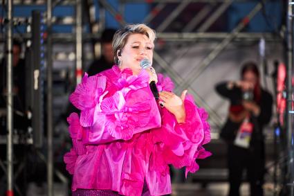 Певица Ева Польна во время концерта в Перми