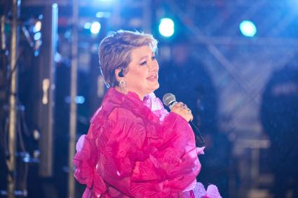Певица Ева Польна во время концерта в Перми