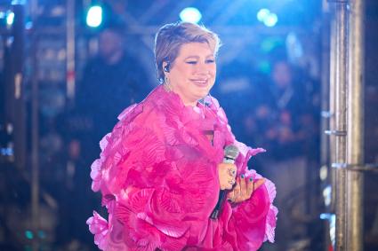 Певица Ева Польна во время концерта в Перми