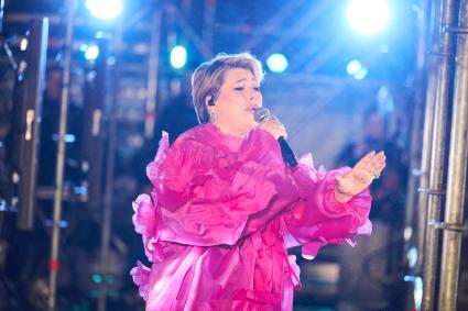 Певица Ева Польна во время концерта в Перми