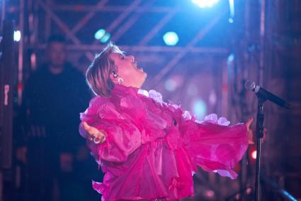 Певица Ева Польна во время концерта в Перми
