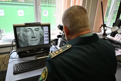 Работа Центрального экспертно-криминалистического таможенного управления России