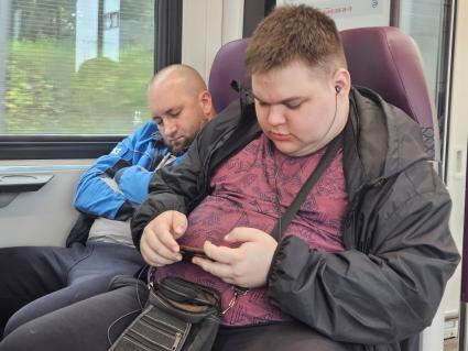 Пассажиры в электричке