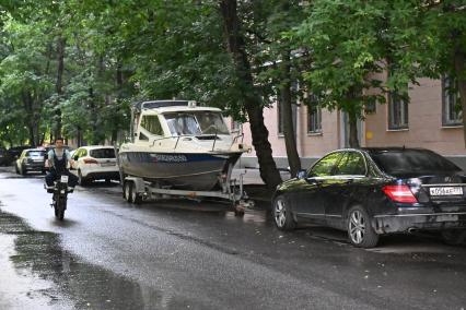 Катер во дворе