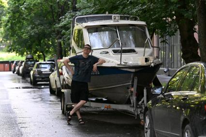 Катер во дворе