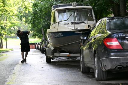 Катер во дворе
