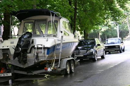 Катер во дворе