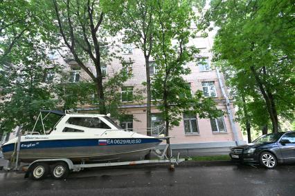 Катер во дворе