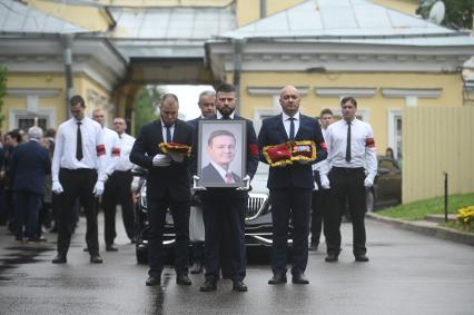Похороны бывшего министра транспорта РФ Романа Старовойта в Санкт-Петербурге