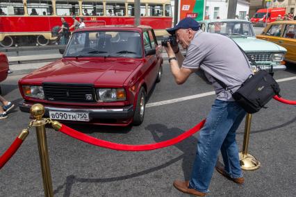 Парад исторического транспорта в Москве