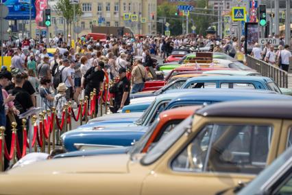 Парад исторического транспорта в Москве