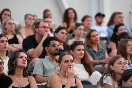 Зрители в кинотеатре Москино Музеон