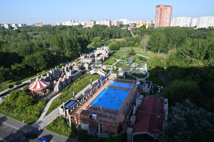 Отдых в городе у открытого бассейна