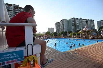 Отдых в городе у  открытого бассейна