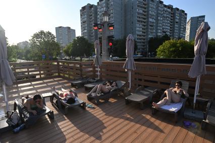 Отдых в городе у  открытого бассейна