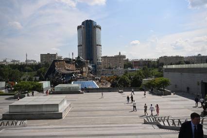 Демонтаж вестибюля моста \"Багратион\" в Москве