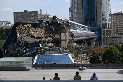 Демонтаж вестибюля моста \"Багратион\" в Москве
