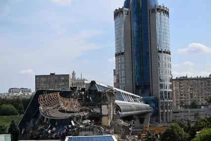 Демонтаж вестибюля моста \"Багратион\" в Москве