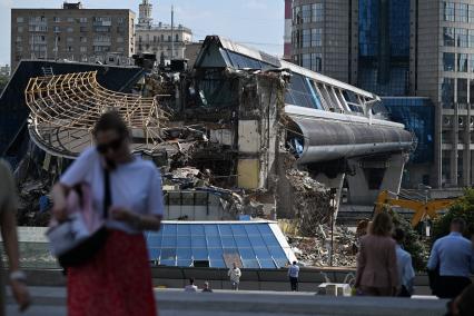 Демонтаж вестибюля моста \"Багратион\" в Москве