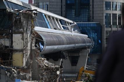 Демонтаж вестибюля моста \"Багратион\" в Москве