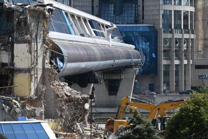 Демонтаж вестибюля моста \"Багратион\" в Москве