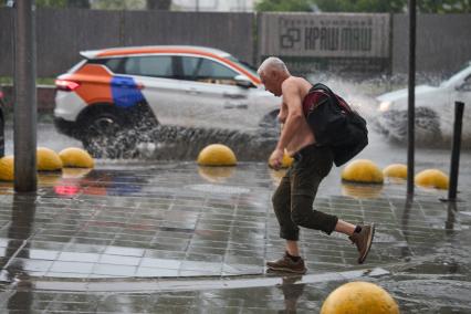 Сильный дождь в Москве