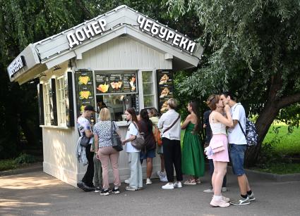 Люди отдыхают в парке Горького