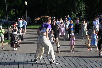 Люди отдыхают в парке Горького