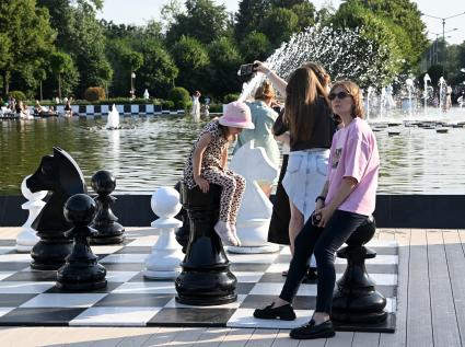 Люди отдыхают в парке Горького