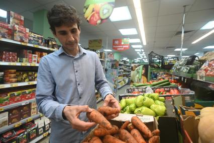 Овощи в продуктовом магазине