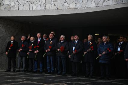 Международные делегации почтили память героев ВОВ на Мамаевом кургане