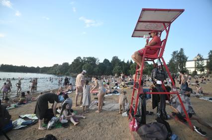 Работа спасателей на пляже в Петербурге