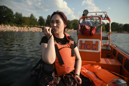 Работа спасателей на пляже в Петербурге