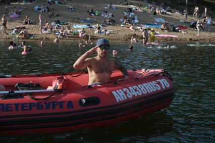 Работа спасателей на пляже в Петербурге