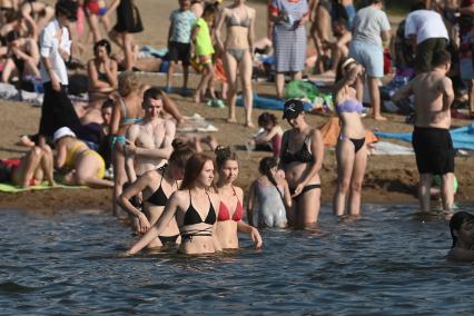 Работа спасателей на пляже в Петербурге